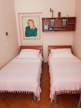 Apartments with parking space Makarska - 16521