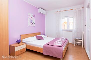 Apartments with parking space Vodice - 16543