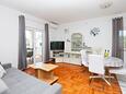 Vodice, Wohnzimmer in folgender Unterkunftsart apartment, Klimaanlage vorhanden, Haustiere erlaubt und WiFi.
