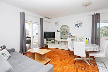 Vodice, Wohnzimmer in folgender Unterkunftsart apartment, Klimaanlage vorhanden, Haustiere erlaubt und WiFi.