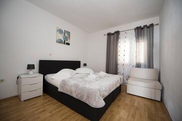 Apartments with parking space Brela, Makarska - 16603