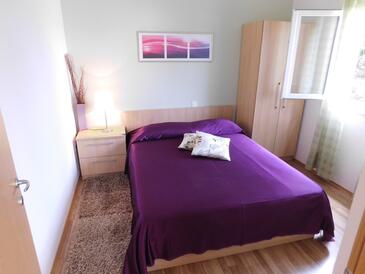 Apartments by the sea Podgora, Makarska - 16630