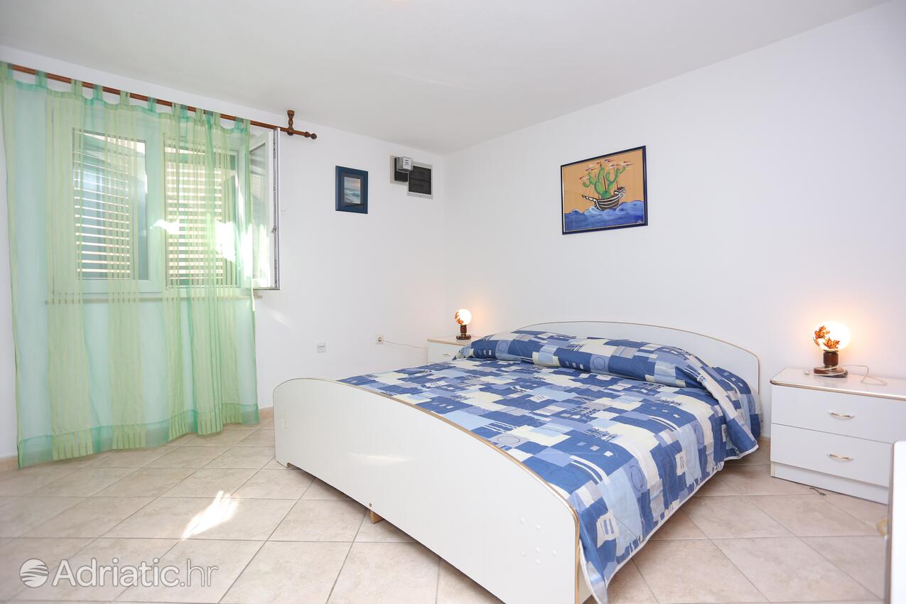 A-16653-a - Alloggi privati - Appartamenti con parcheggio San Pietro di Brazza - Supetar, Brazza - Brač