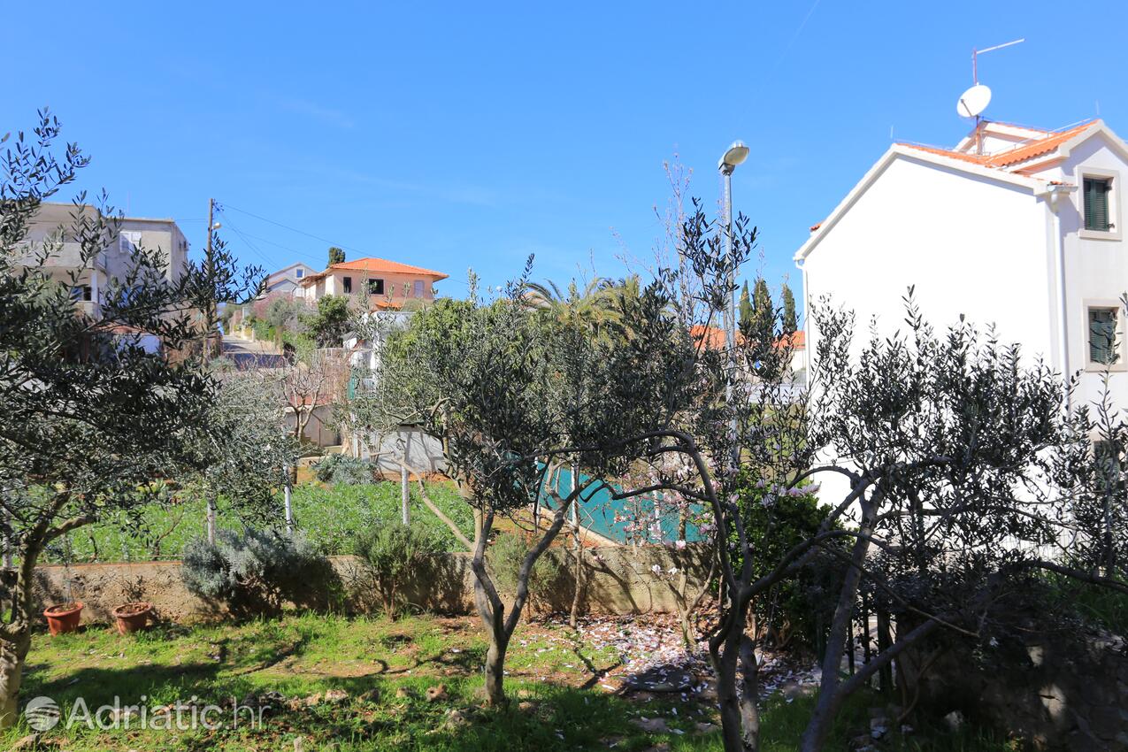 A-16653-a - Alloggi privati - Appartamenti con parcheggio San Pietro di Brazza - Supetar, Brazza - Brač