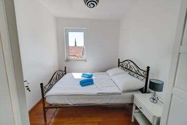 Apartmaji z bazenom za družine z otroci Murter - 16655