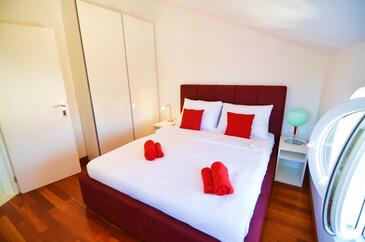 Apartmaji z bazenom za družine z otroci Murter - 16655