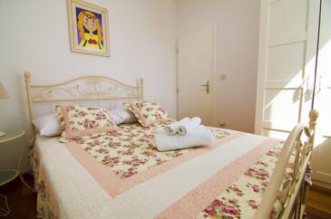 Lägenheter med pool lämpliga för familjer med barn Murter - 16655