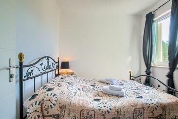 Lägenheter med pool lämpliga för familjer med barn Murter - 16655