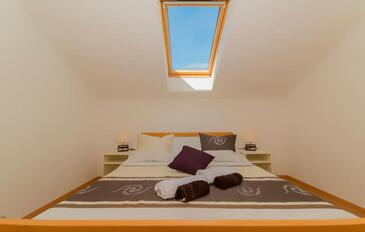 Апартаменти для сім'ї з басейном Пакоштане - Pakoštane, Біоград - Biograd - 16666