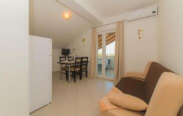 Апартаменти для сім'ї з басейном Пакоштане - Pakoštane, Біоград - Biograd - 16666