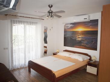 Apartments with parking space Vir - 16690