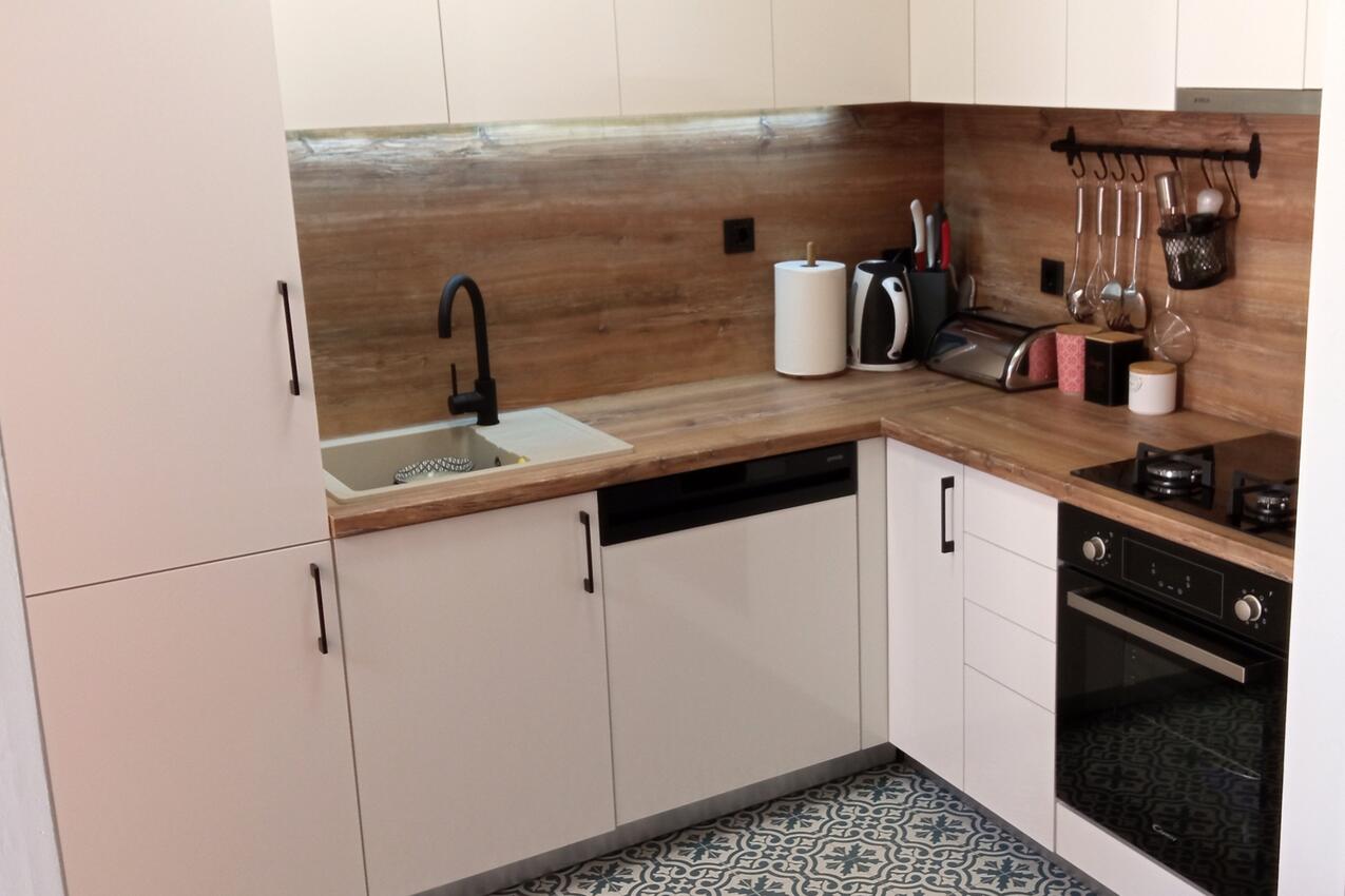 A-16742-a - Alloggi privati - Appartamenti accanto al mare Betina, Morter - Murter