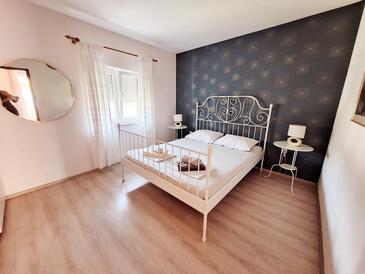 Apartments by the sea Betina, Murter - 16742