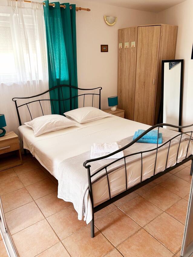 A-16742-c - Alloggi privati - Appartamenti accanto al mare Betina, Morter - Murter