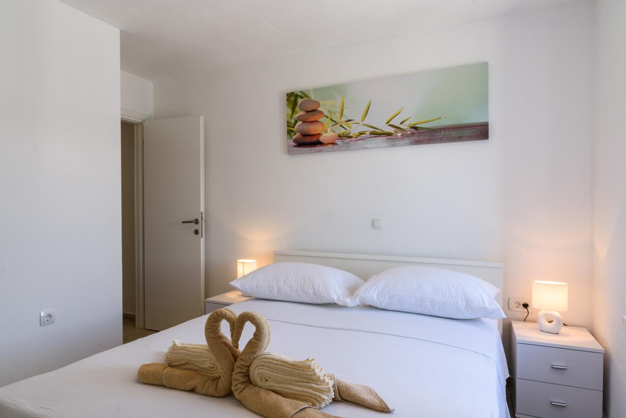 A-16762-a - Alloggi privati - Appartamenti accanto al mare Arbanija, Bua - Čiovo