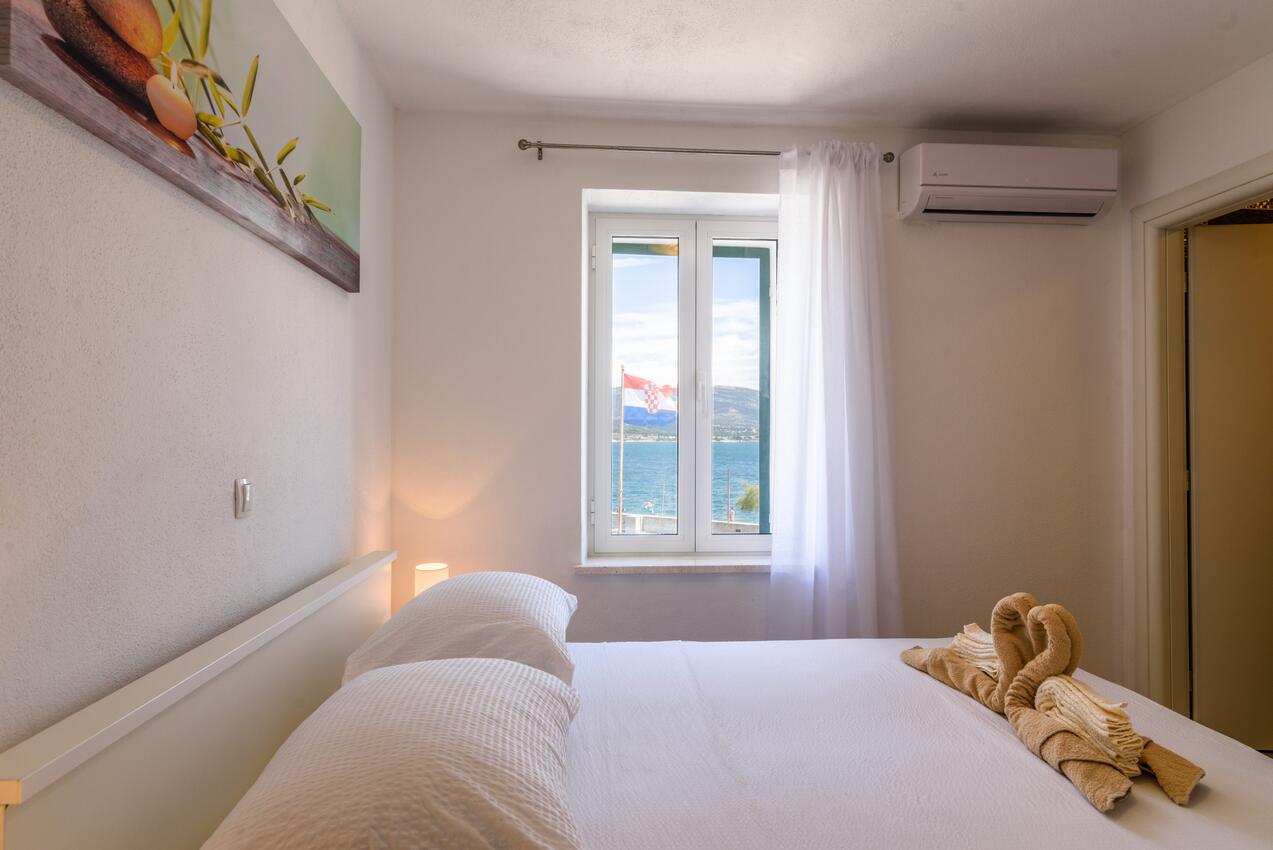 A-16762-a - Alloggi privati - Appartamenti accanto al mare Arbanija, Bua - Čiovo