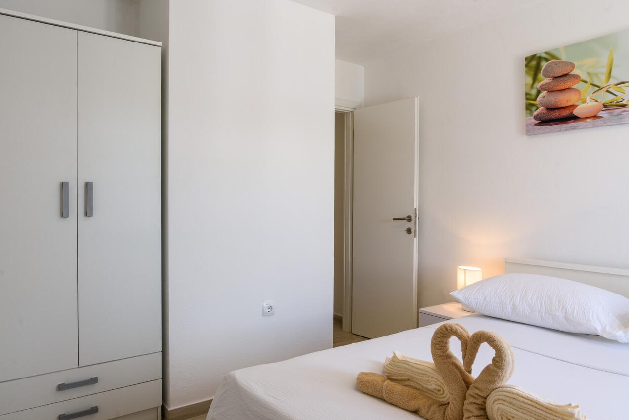 A-16762-a - Alloggi privati - Appartamenti accanto al mare Arbanija, Bua - Čiovo