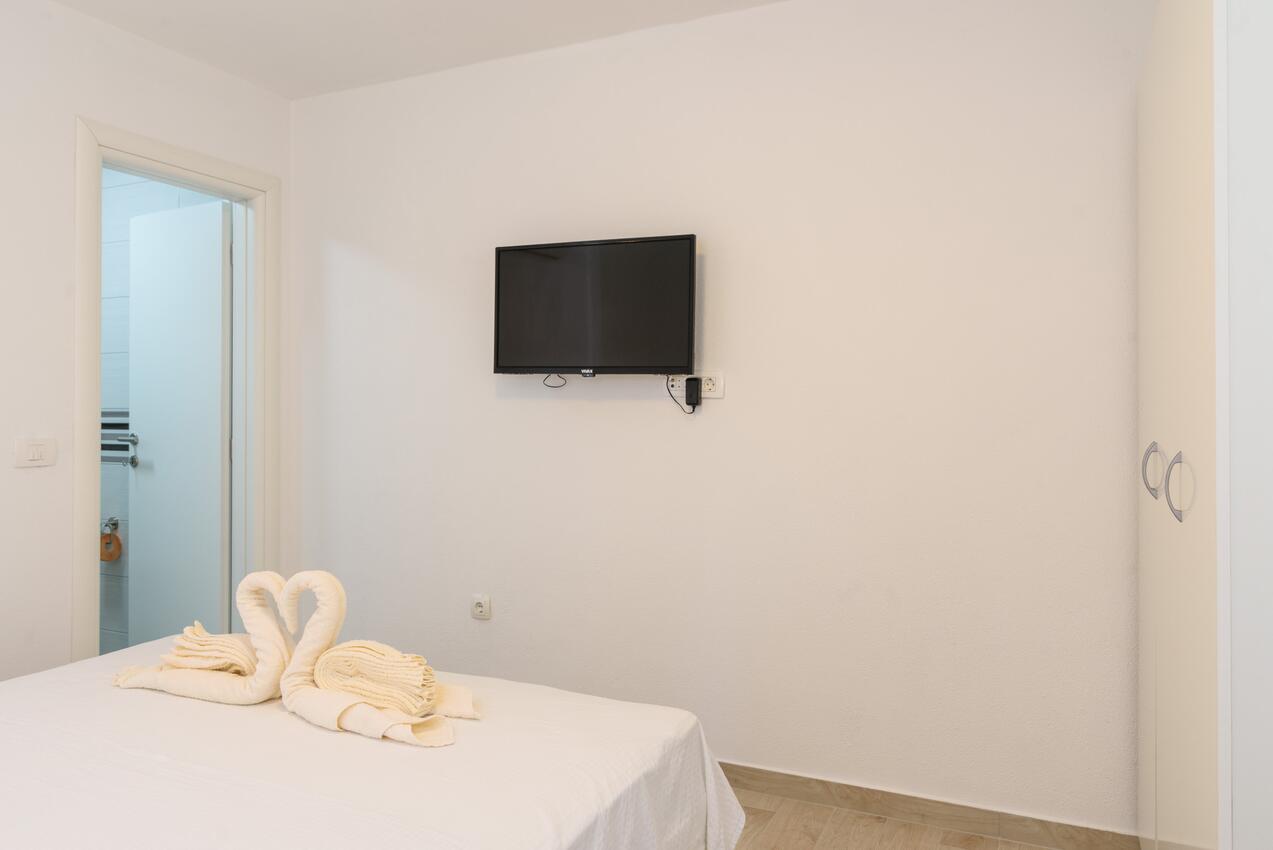 A-16762-a - Alloggi privati - Appartamenti accanto al mare Arbanija, Bua - Čiovo