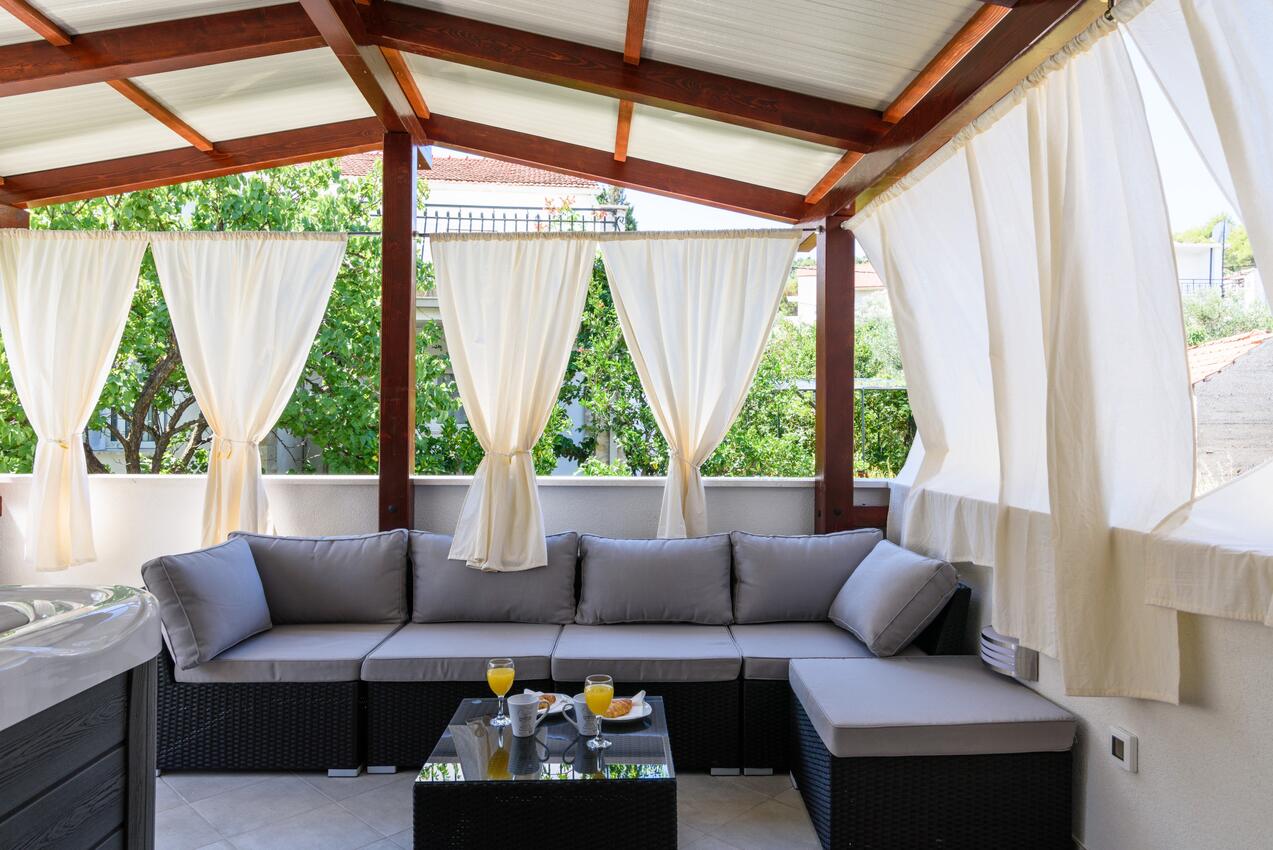 A-16762-a - Alloggi privati - Appartamenti accanto al mare Arbanija, Bua - Čiovo