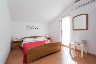 Apartmanok családok részére medencével Supetar, Brac - 16774