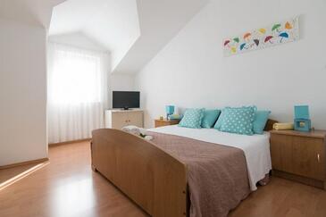 Family-friendly apartments with swimming pool Supetar, Brač - 16774