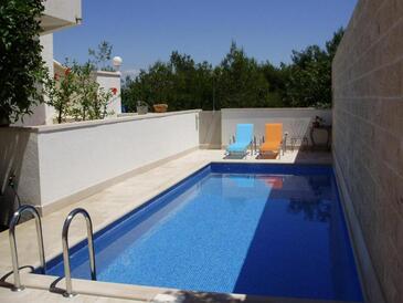 Apartmanok családok részére medencével Supetar, Brac - 16774