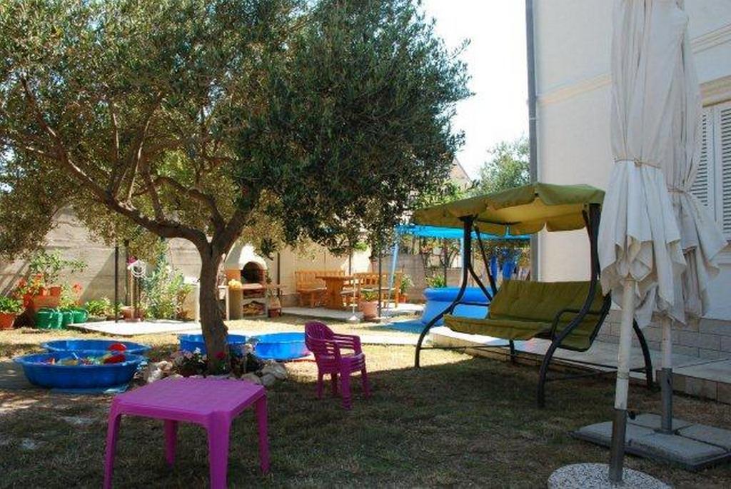 Courtyard - Apartments with a parking space Barbat, Rab