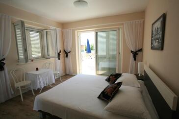 Family friendly house with a swimming pool Sumartin, Brač - 16842