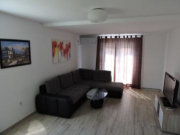 Trogir, Wohnzimmer in folgender Unterkunftsart apartment, Klimaanlage vorhanden und WiFi.