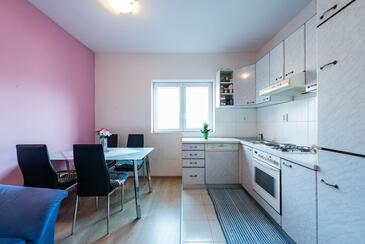 Apartments with parking space Split - 16993