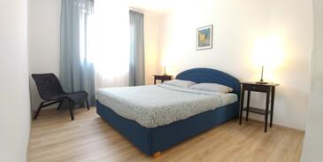 Apartments and rooms with parking space Njivice, Krk - 17010