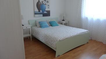 Leiligheter og rom med parkering Njivice, Krk - 17010