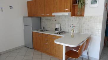 Leiligheter og rom med parkering Njivice, Krk - 17010