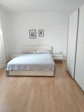 Apartmány a pokoje s parkovištěm  Njivice, Krk - 17010