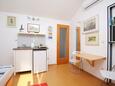 Splitska, Sufragerie în unitate de cazare tip studio-apartment, aer condiționat disponibil şi WiFi.