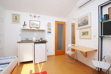 Splitska, Sufragerie în unitate de cazare tip studio-apartment, aer condiționat disponibil şi WiFi.