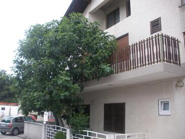 Apartment with terrace Vodice, North Dalmatia