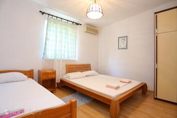 Ház családok részére medencével Zakucac, Omis - 17074