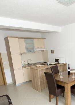 Apartments by the sea Promajna, Makarska - 17160