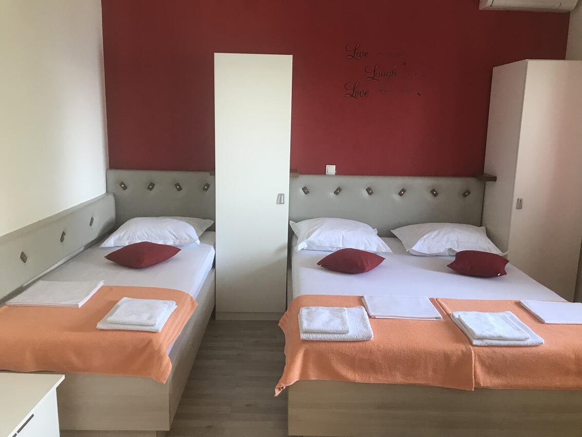 Apartments by the sea Krilo Jesenice, Omiš - 17204
