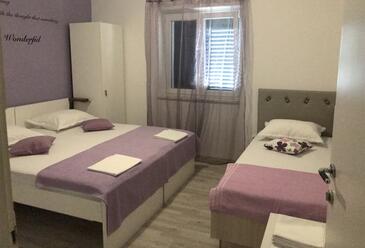 Apartments by the sea Krilo Jesenice, Omiš - 17204