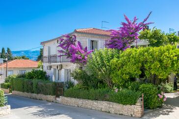 Overnatting Supetar, Brač, Overnatting 17227 - Leiligheter blizu mora med en rullesteinstrand.