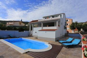 Hiša za družino z bazenom ob morju Slatine, Čiovo - 17231