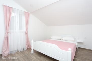 Seaside family friendly house with a swimming pool Slatine, Čiovo - 17231