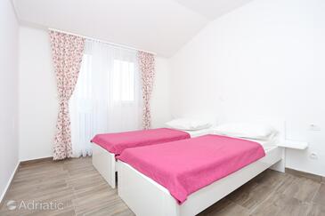 Seaside family friendly house with a swimming pool Slatine, Čiovo - 17231