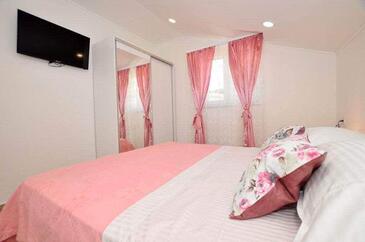 Apartments by the sea Slatine, Čiovo - 17234