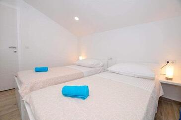 Apartments by the sea Slatine, Čiovo - 17234