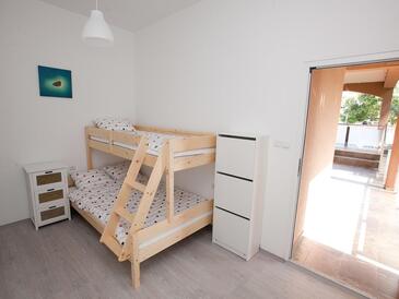 Lejlighedens parkeringsplads Vir - 17253