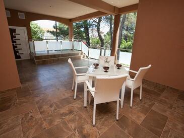 Lejlighedens parkeringsplads Vir - 17253