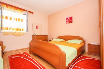 Apartments by the sea Arbanija, Čiovo - 17280